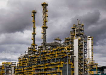 Una refinería de gas y petróleo. Fuente: antonpetrus/ Envato Elements.