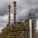 Una refinería de gas y petróleo. Fuente: antonpetrus/ Envato Elements.