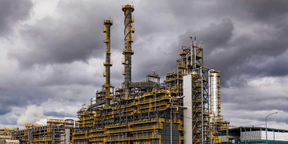 Una refinería de gas y petróleo. Fuente: antonpetrus/ Envato Elements.