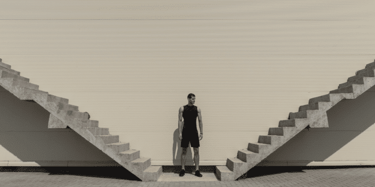 Un hombre escoge un camino para seguir. Fuente: arthurhidden/ Envato Elements.