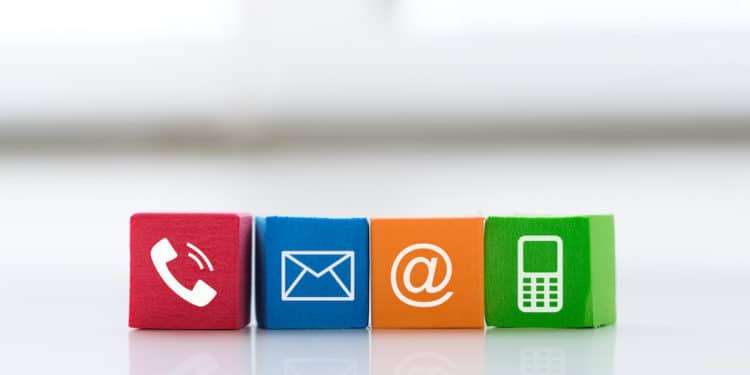 Iconos de teléfono, email, arroba y celular en colores. Fuente: Envato Elements.