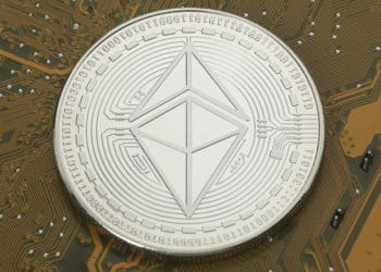 Criptomoneda de Ethereum colocada en un circuito electrónico. Fuente: Tim Reckmann/flickr.com