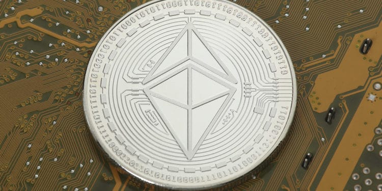 Criptomoneda de Ethereum colocada en un circuito electrónico. Fuente: Tim Reckmann/flickr.com