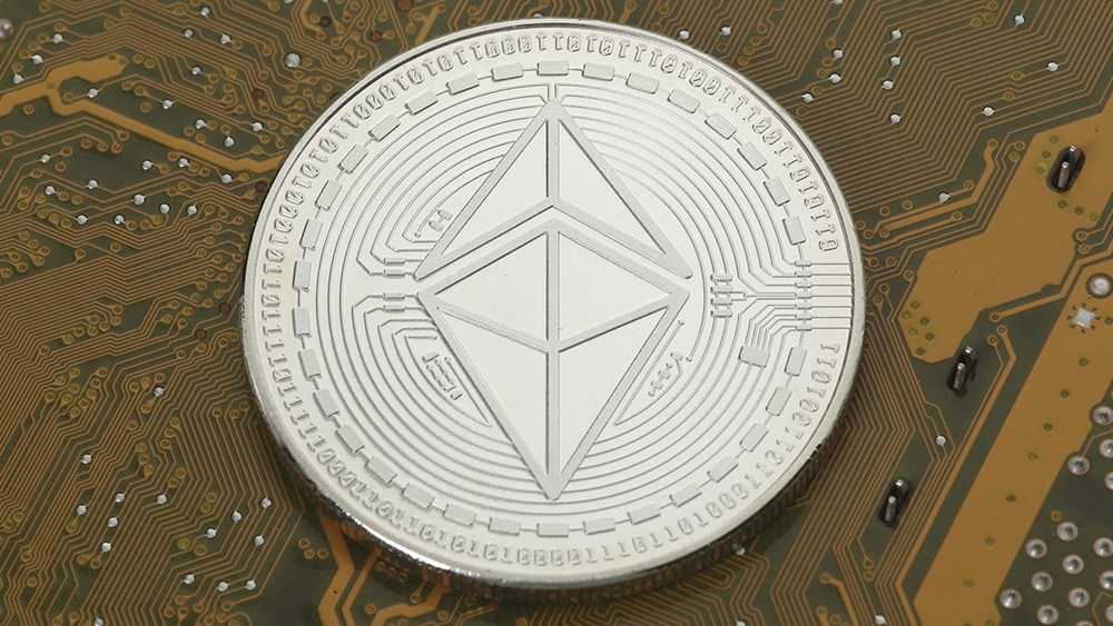 Criptomoneda de Ethereum colocada en un circuito electrónico. Fuente: Tim Reckmann/flickr.com