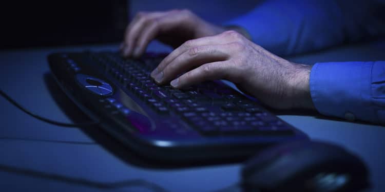 manos-computadora-hacker