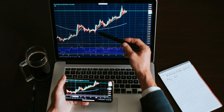 Un hombre de negocios revisa el precio de un activo en el mercado. Fuente: avanti_photo/ Envato Elements.