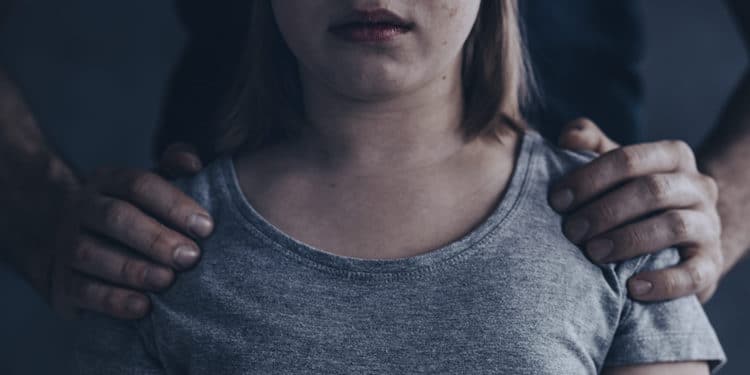 Niña sujetada por la espalda por un adulto. Fuente: bialasiewicz/elements.envato.com