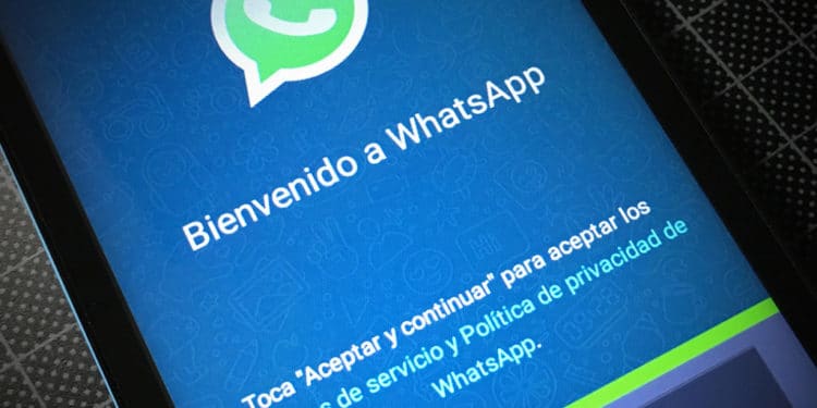 Imagen de aceptación de términos y condiciones de WhatsApp al crear una cuenta. Fuente: Microsiervos/Flickr