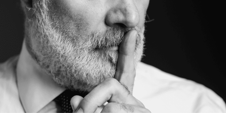 Hombre hace señal de hacer silencio. Fuente: stokkete/ Envato Elements.