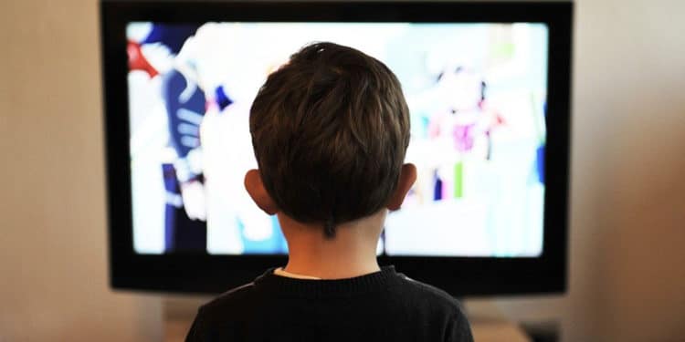 niño-viendo-televisión