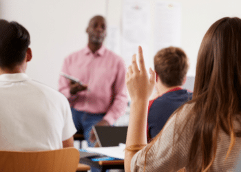 Una joven universitaria interviene en clase. Fuente: monkeybusiness/ Envato Elements.