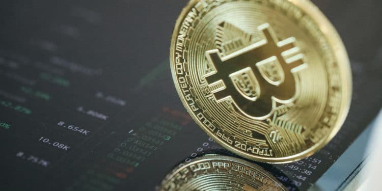 Moneda de Bitcoin sobre pantalla de teléfono móvil. Fuente: Doughnutew /  Pxhere.com