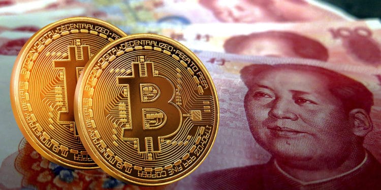 Yuanes en billetes con dos criptomonedas de Bitcoin. Fuente: RABAUZ/pixabay.com