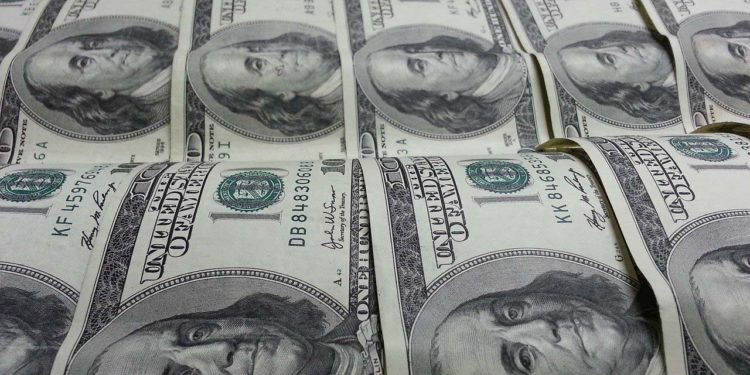 Billetes de dólar alineados en filas. Fuente: Stephen Bayer / Pixabay.com
