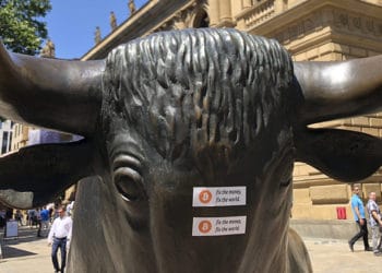 escultura stiker-ciudad bitcoin