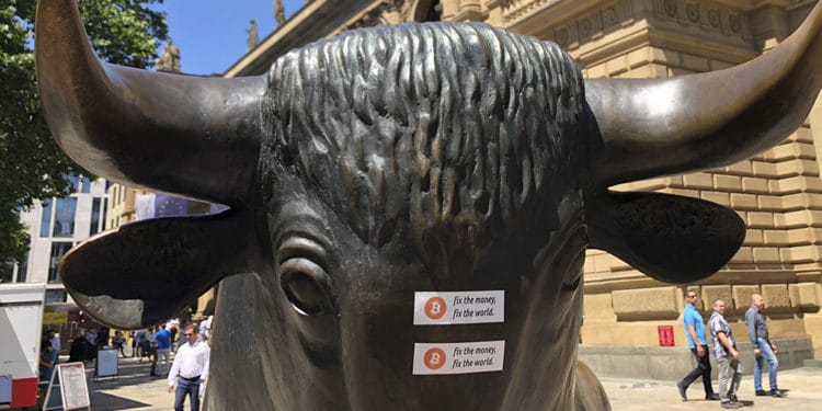 escultura stiker-ciudad bitcoin