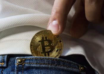 Hombre introduciendo bitcoin en su bolsillo. Fuente: WorldSpectrum / Pixabay