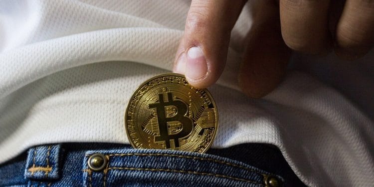 Hombre introduciendo bitcoin en su bolsillo. Fuente: WorldSpectrum / Pixabay
