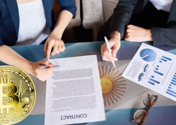 Moneda de Bitcoin frente a personas firmando un contrato sobre la bandera de Argentina. Composición por CriptoNoticias. jirkaejc /   elements.envato.com; seventyfourimages /  elements.envato.com ; JoeBamz /  Pixabay.com