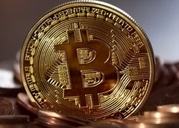 Criptomoneda bitcoin sobre monedas fiat. Fuente:  MichaelWuensch  / pixabay.com