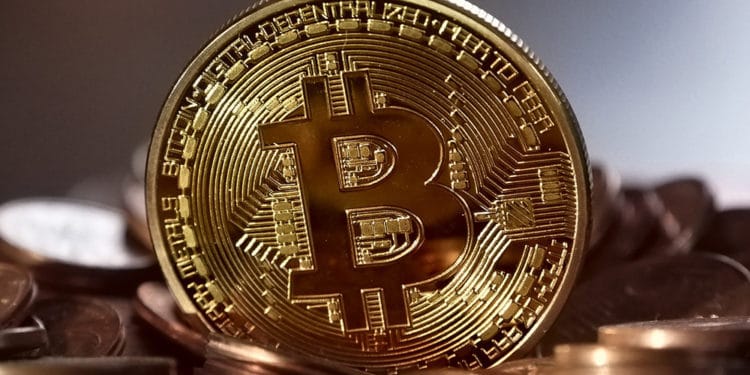 Criptomoneda bitcoin sobre monedas fiat. Fuente:  MichaelWuensch  / pixabay.com