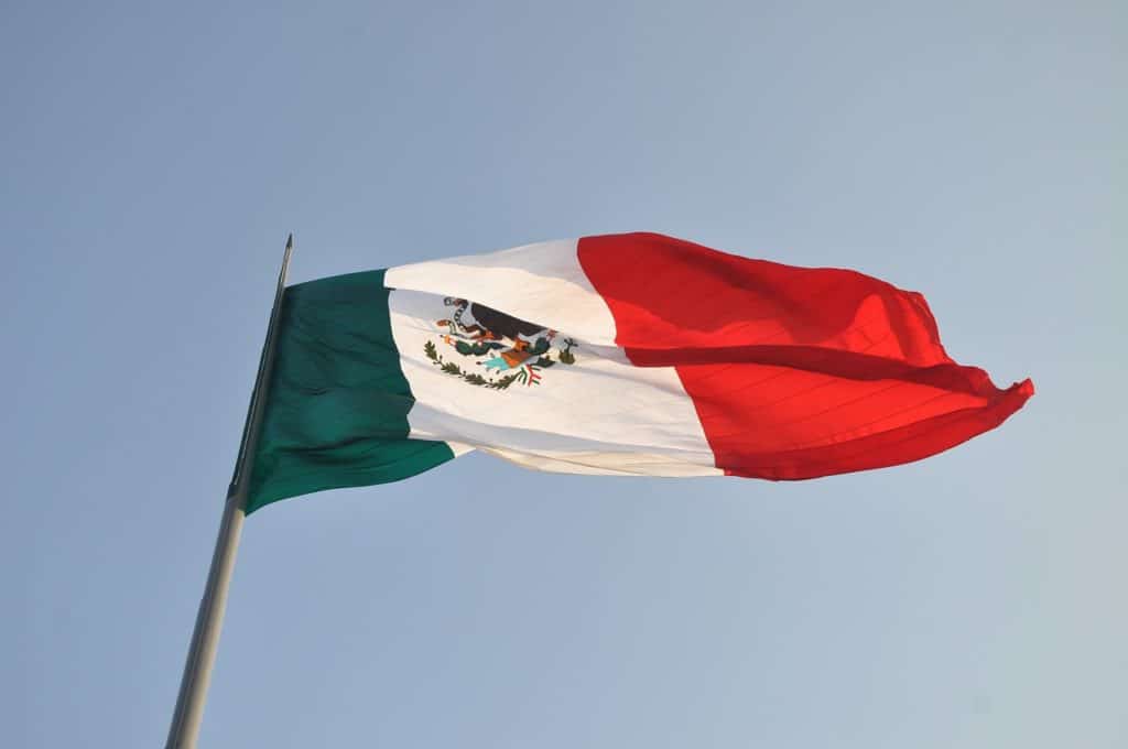 bandera méxico banca criptomonedas