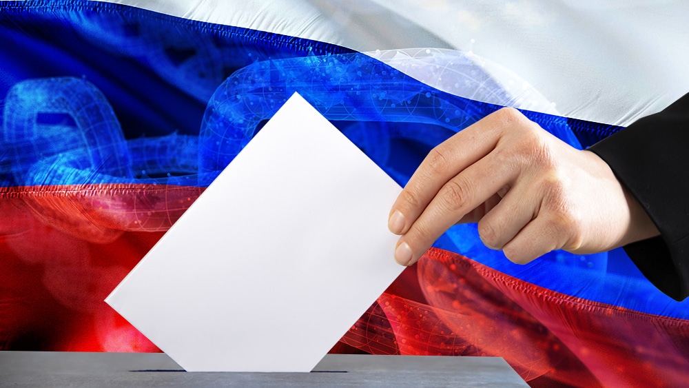 Mano votando con un fondo de bandera de Rusia sobrepuesto con cadena blockchain. Composición por CriptoNoticias erika8213 / elements.envato.com ; iLexx /  elements.envato.com ;  jorono /  pixabay.com