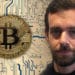 Jack Dorsey con un fondo de red bitcoin