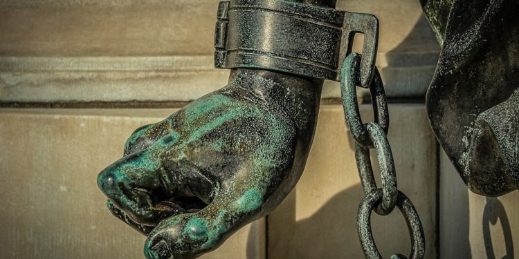 Estatua con esposas. Fuente: Achim Scholty / Pixabay