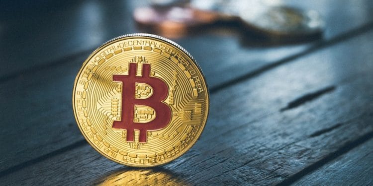 Moneda de Bitcoin sobre una mesa. Fuente: pattymalajak / Pixabay