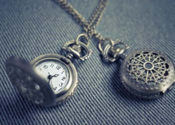 Dos relojes de bolsillo cruzados. Fuente: StockSnap / Pixabay