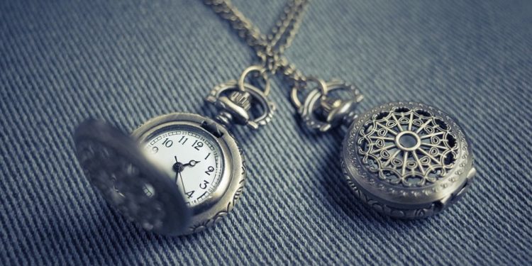 Dos relojes de bolsillo cruzados. Fuente: StockSnap / Pixabay