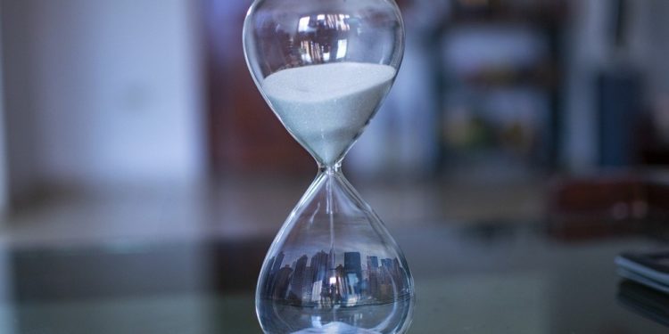 Reloj de arena. Fuente: fernando zhiminaicela / Pixabay
