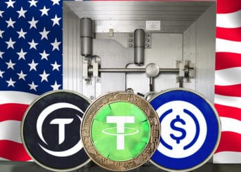 Stablecoins (USDcoin, Tether, TrueUSD) frente a una puerta bóveda de banco con bandera de EE.UU.