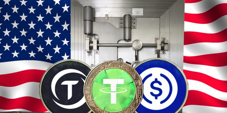 Stablecoins (USDcoin, Tether, TrueUSD) frente a una puerta bóveda de banco con bandera de EE.UU.