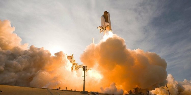 Cohete despegando hacia el espacio. Fuente: NASA-Imagery / Pixabay