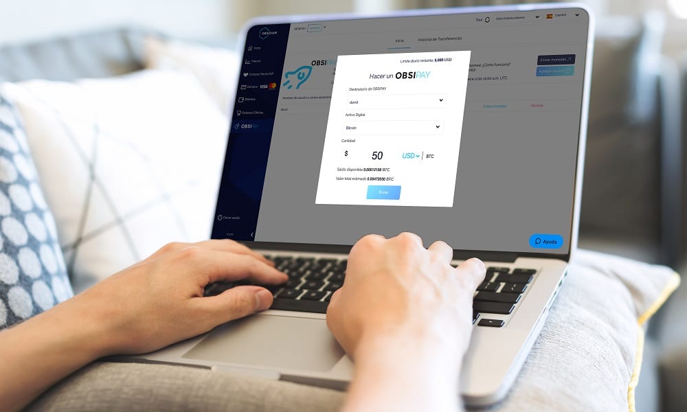 Persona realizando una remesa ObsiPay en una laptop.