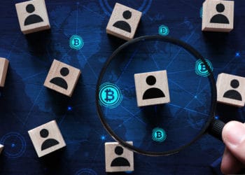 Lupa sobre fichas de usuarios con blockchain de bitcoin de fondo. Composición por CriptoNoticias. Freepik / Freepik.com ; kenishirotie /  elements.envato.com