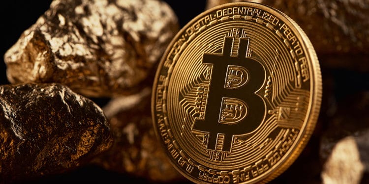 Moneda de Bitcoin frente a piezas de oro. Fuente: serhiibobyk / elements.envato.com