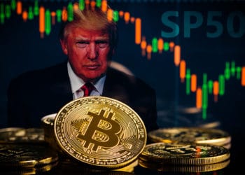 Monedas de Bitcoin con gráfico bajista e imagen de Donald Trump de fondo junto a SP500. Composición por CriptoNoticias. GPA Photo Archive / Flickr.com ; jirkaejc / elements.envato.com