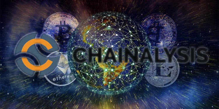 Logo de Chainalysis con criptomonedas y planeta interconectado de fondo. Composición por CriptoNoticias. Chainalysis / bitcoinwiki.org ; WorldSpectrum / Pixabay.com ; Gerd Altmann / Pixabay.com