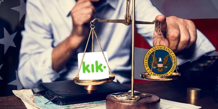 Hombre inclinando balanza con logos de la SEC y KIK y bandera de Estados Unidos de fondo. Composición por CriptoNoticias. Kik Messenger / wikipedia.org; U.S. Government / wikipedia.org; Rawpixel / elements.envato.com;  jirkaejc / elements.envato.com.