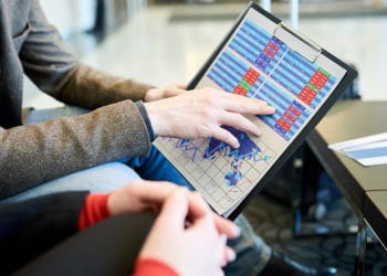 Personas analizando datos de mercado. Fuente: seventyfourimages / elements.envato.com