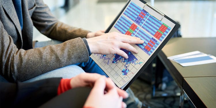 Personas analizando datos de mercado. Fuente: seventyfourimages / elements.envato.com