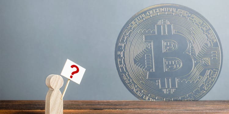 Figura en madera de usuario con signo de interrrogación y moneda de Bitcoin en el fondo. Composición por CriptoNoticias. Panxunbin / elements.envato.com ; twenty20photos / elements.envato.com