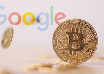 Moneda de Bitcoin con logo de Google en el fondo. Composición por CriptoNoticias. Google / wikipedia.org ; leungchopan / elements.envato.com.