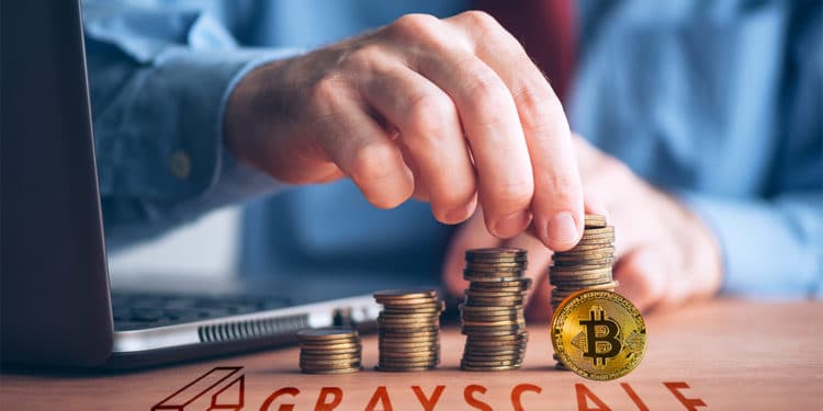 Logo de Grayscale sobre mesa con moneda de bitcoin frente a hombre apilando monedas. Composición por CriptoNoticias. Grayscale / grayscale.co ; jirkaejc / elements.envato.com ; stevanovicigor / elements.envato.com