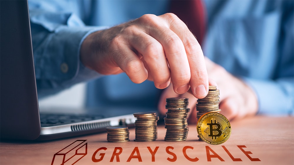 Logo de Grayscale sobre mesa con moneda de bitcoin frente a hombre apilando monedas. Composición por CriptoNoticias. Grayscale / grayscale.co ; jirkaejc / elements.envato.com ; stevanovicigor / elements.envato.com