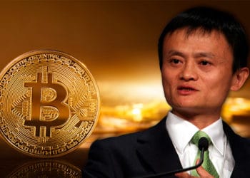 Jack Ma sobre moneda de Bitcoin. Composición por CriptoNoticias. World Economic Forum / wikipedia.org ; ESchweitzer / elements.envato.com