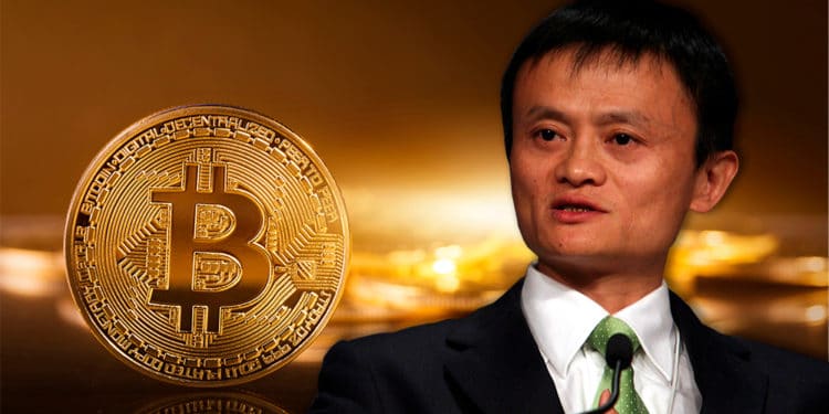 Jack Ma sobre moneda de Bitcoin. Composición por CriptoNoticias. World Economic Forum / wikipedia.org ; ESchweitzer / elements.envato.com